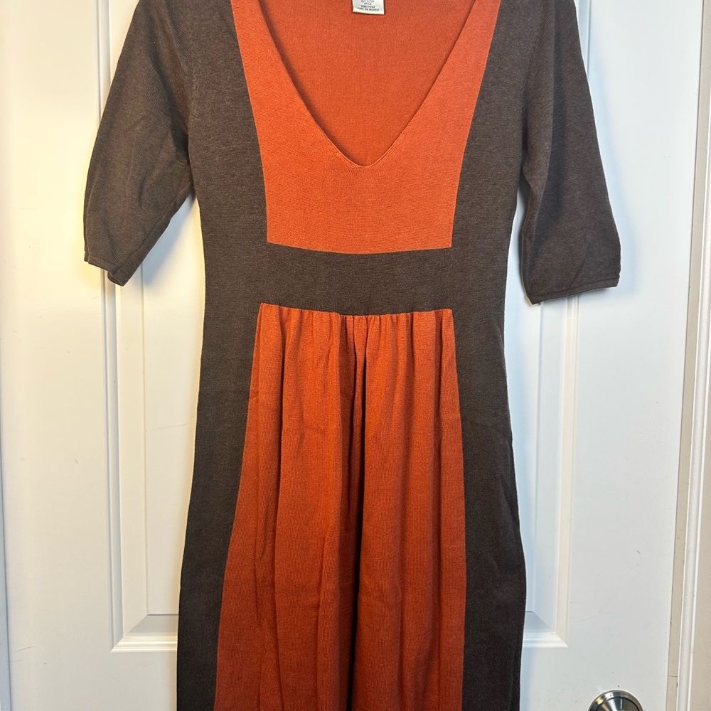 Elegant Brown and Orange V-Neck Dress - Picture 4 of 8